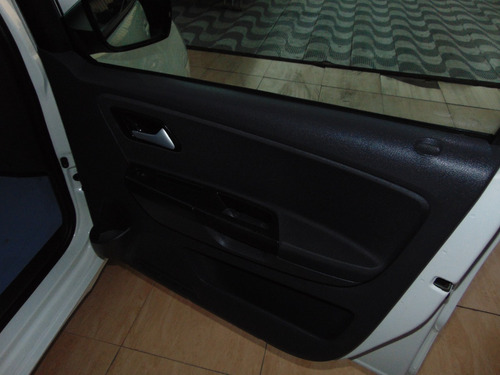 Imagem 8 de 15 de Volkswagen Fox 1.0 G2 Trend 2014