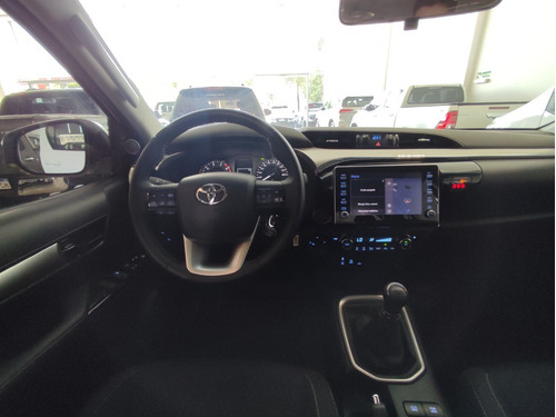 Imagen 15 de 18 de Toyota Hilux Srv 2.8 4x4 Mt