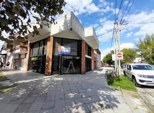Oficina / Local En Esquina 2 Plantas + Espacio Aéreo. Posibilidades De Ampliación!