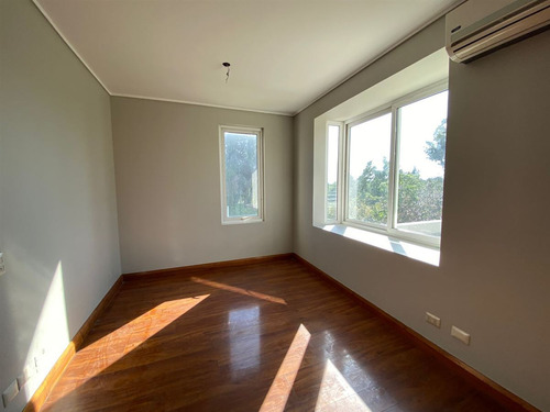 Casa En Venta De 7 Dorm. En Colina