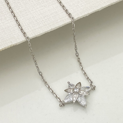 Pulseira Com Detalhe Em Flor E Pétalas Cravejadas- Prata 925