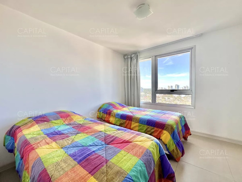 Apartamento De Dos Dormitorios Con Parillero En Alquiler Anual, Playa Mansa.