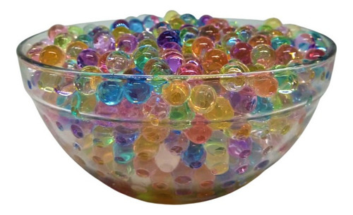 Las bolas de gel para piscinas crecen en el agua de Orbis Orbeez