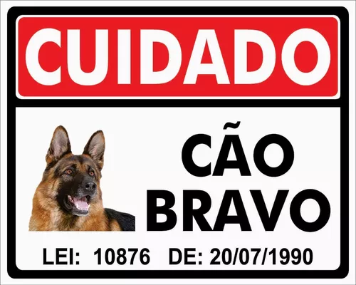 O cão pastor inglês velho do cão que guarda a placa com escreve abraça-me.