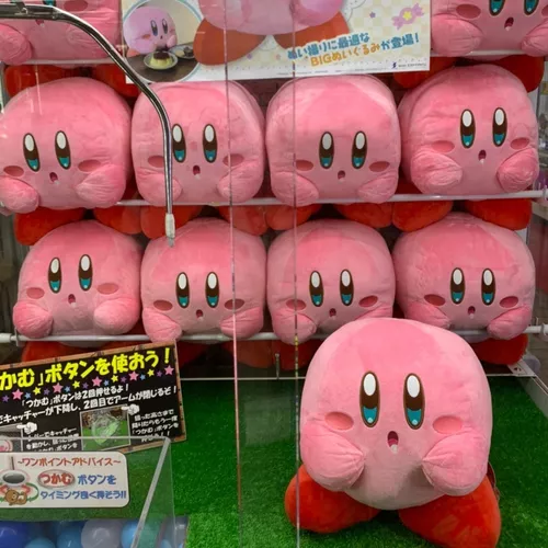 Au Japon, cette peluche géante de Kirby est vendue avec des friandises  traditionnelles japonaises !
