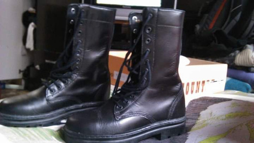 Botas De Cuero Altas Negras Acordonadas 