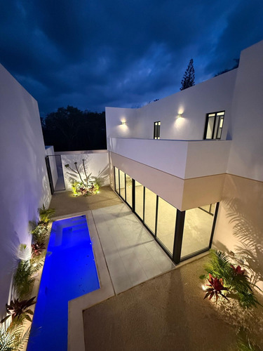 Casa En Venta En Exclusivo Desarrollo De Cholul, Merida.