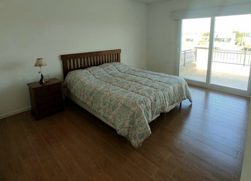 Casa En Venta Con Salida A La Laguna, Estilo Neoclásico. En El Cantón.