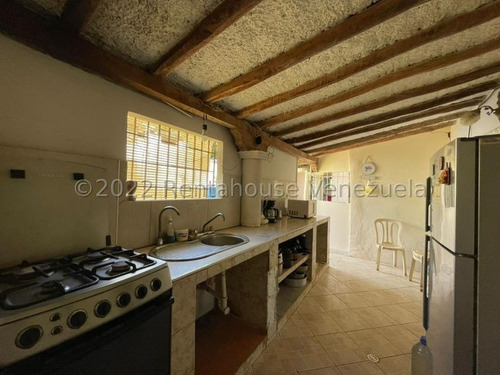 Imagen 2 de 14 de En Venta Cómoda Y Fresca Casa De Estilo Colonial, Ubicada En El Casco Central De La Vela De Coro. 04127800070. Mls 22-21114