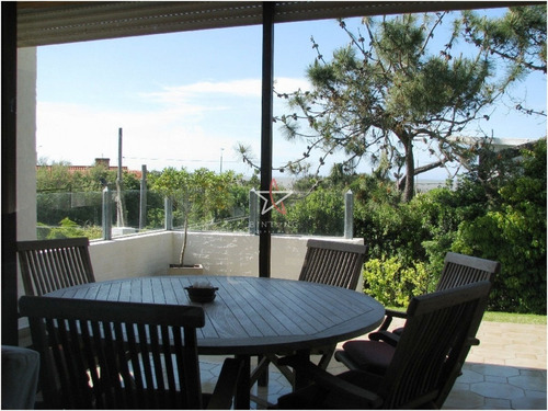 Casa En Venta Y Alquiler Punta Del Este , Zona De Playa Brava, Hermosa Vista Al Mar. U$s 1.500.000- Ref: 687