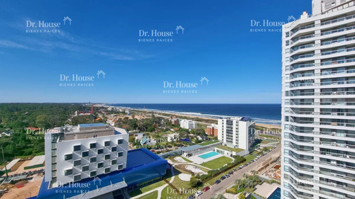 Apartamento En Piso Alto A Metros De  Playa Brava, 3 Suites, Todos Los Servicios