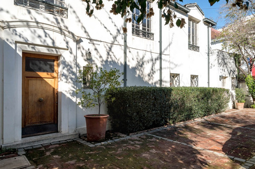 Imagen 5 de 30 de Estilo Francés, Amplios Espacios Y Jardín (roberto Del Río)