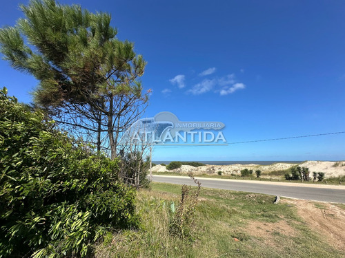Venta De Hermoso Terreno, Con Vista Al Mar, Ubicado En La Rambla De Las Toscas. Inm Atlántida.