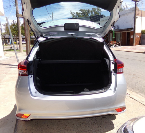 Toyota Yaris 5 Ptas Xls M/t 0km My21 Gris Plata Disponible
