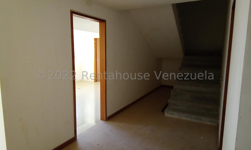 Ss: Vende Apartamento 23-15207 En Lomas De Las Mercedes De 205 M2, 3h/4b/4pe