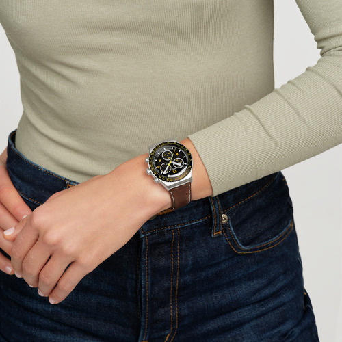 Reloj Swatch Canyon Chaser Yvs530 Correa Marrón Bisel Negro Fondo Negro