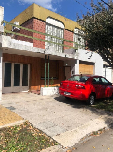 Venta Casa En Moron Centro. Santa Fe Al 300