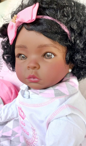 Imagem 5 de 7 de Boneca Negra Bebê Realista Menina Princesa Reborn Acessórios