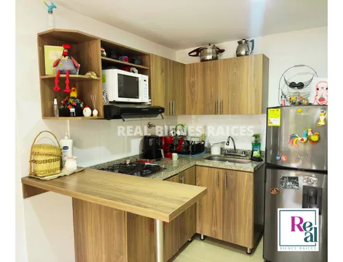 Se Vende Amplio Y Cómodo Apartamento En Unidad Cerrada.