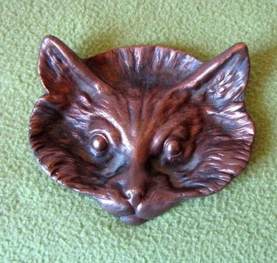 Antiguo Cenicerito De Cobre Con Forma De Cara De Gato