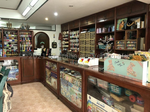 Vendo Local Comercial Santa Paula !!! Bien Ubicado Dentro Del Centro Comercial De La Zona Con Buen Tránsito E Impecable Mantenimiento...!!!!
