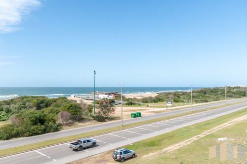Imagen 11 de 28 de Apartamento De Tres Dormitorios En Suite En Venta Con Vista El Mar En Primera Línea Playa Brava