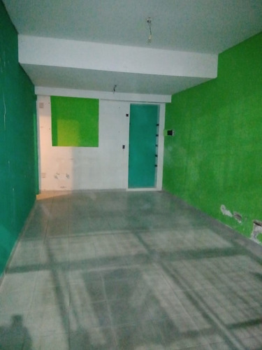 Imagen 2 de 8 de Local Muy Bien Ubicado Medidas 3x7 Con Baño Y Antebaño Frente Vidriado Y Rejas