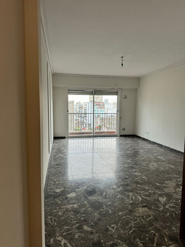 Alquilo Semipiso Alto Luminoso De 3 Ambientes, Dependencia, Balcón Corrido, Lavadero, Cocina, A 2 Cuadras De Plaza Once Linea A Y Ferrocarril Sarmiento, Oportunidad Única, Opcional Con O Sin Cochera