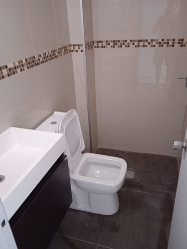 Imagen 4 de 7 de Totalmente Reciclado Con Muy Cómoda Cocina Integrada Y Amplio Balcón A La Calle