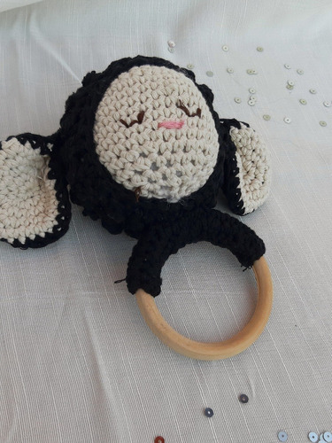 Imagen 2 de 2 de Rebecca La Oveja Negra Sonajero Mordillo Tejido Mano Crochet