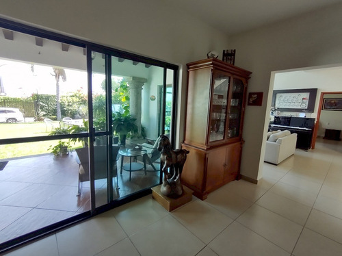 Casa Residencia En Venta En Lomas De Jiutepec.
