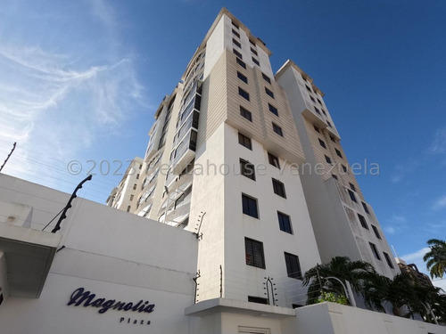 Apartamento Moderno Amoblado En Venta En El Centro De Barquisimeto 24-10778 App