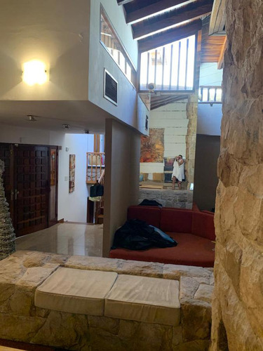 Casa En Venta De Cuatro Dormitorios En Alejandro Centeno, Zona Norte
