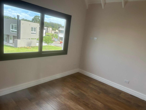 Casa En Venta - 5 Dormitorios 4 Baños - Cochera - 630mts2 - Mar Del Plata