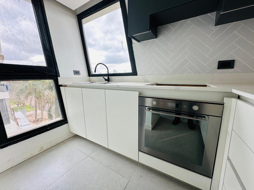 Departamento En Barrio Parque Leloir