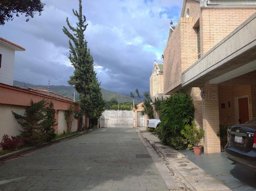 Townhouse En Venta En La Cooperativa Maracay Aragua 23-4820 Irrr
