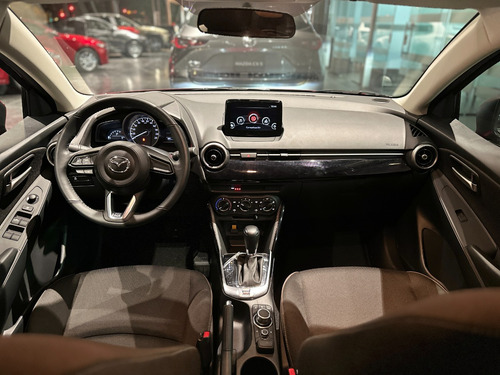 Imagen 21 de 21 de Mazda 2 Sedan Touring At Rojo