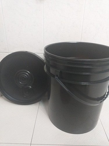 Imagen 3 de 4 de Cuñetes Pailas Tobos Plasticos C/tapa, Lisa 5 G .(nuevos)