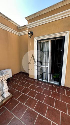Se Vende Hermoso Chalet En Villa Bosch!!!! Frente A La Plaza Del Pio Xii