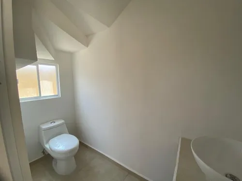 Venta De Casa En Pachuca. Fraccionamiento Con Alberca, 3 Habitaciones, 2 Niveles Y 2 Cajones De Estacionamientos