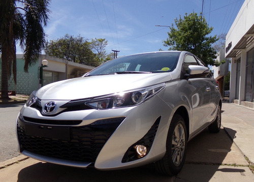 Toyota Yaris 5 Ptas Xls M/t 0km My21 Gris Plata Disponible