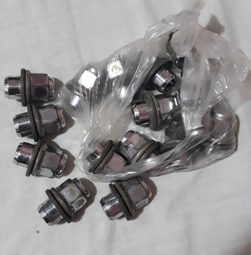 Tuercas Originales Para Rines Yaris, Corolla ,pevia (Usado)