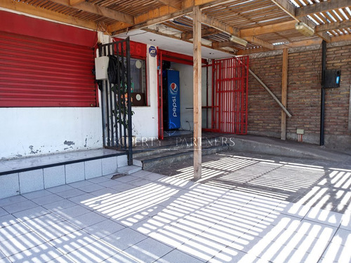 Local Comercial En Avda Walker Martinez.