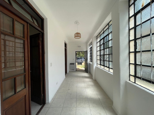 Casa Con Dos Departamentos En Venta - Barrio El Hospital - Luján