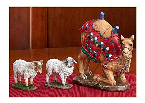 Camello Arrodillado Y Dos Figurillas De Oveja