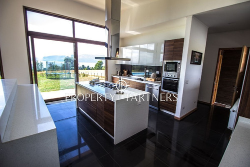 Imagen 8 de 29 de Moderna Casa Con Vista Al Lago Villarrica, El Escorial
