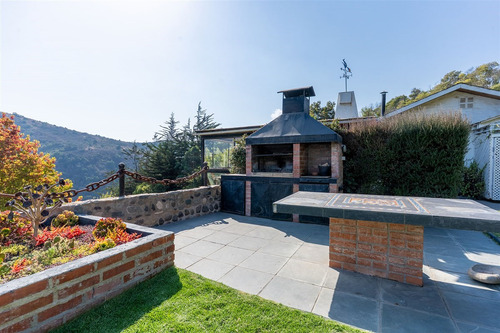 Cómoda Casa Con Distintos Ambientes Interiores Y Exteriores