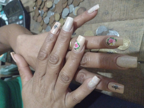 Imagem 1 de 1 de Unhas