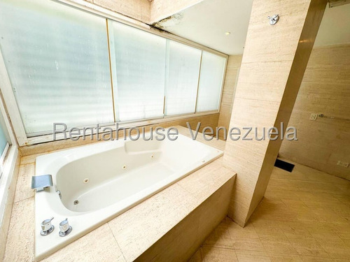 Casa En Venta En Alto Hatillo Con Imponente Vista Panorámica Al Ávila
