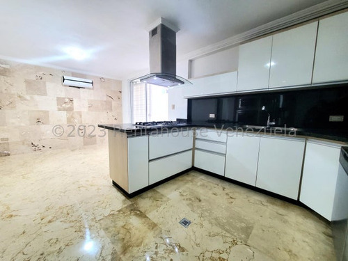 Townhouse En Venta Urb Cantarrana Suites Maracay 24-13727